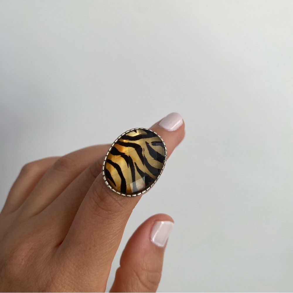 Avon Statement Zebra Ring - Picture 2 of 3